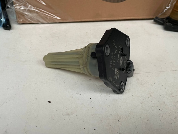 sensor of the level oil AUDI Q2 - 04C907660A @M