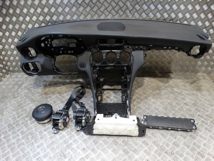 IDEALNA console KPL.MERCEDES W205 LIFT 19r 1