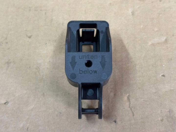 úchyt NADKOLA ADAPTER pravý záď AUDI A3 SEAT LEON VW GOLF 5Q0810988A