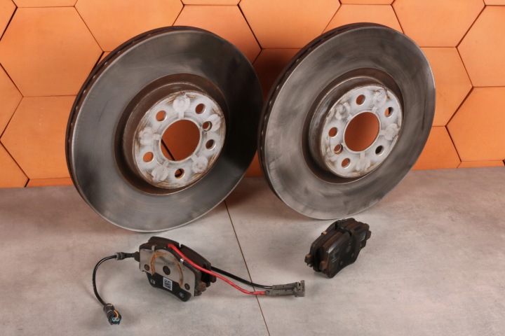 BMW F70 F74 X1 U11 MINI U25 kočioni disk kočione pločice prednji dio 330X24 6891080