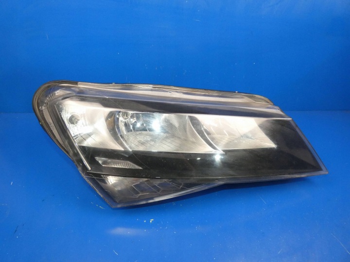 SKODA SUPERB III 3V light right right front front WERSJA ANGIELSKA