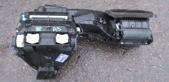 AUDI A3 8P 07R Bloc de chauffage complet Complète 8P1820003J