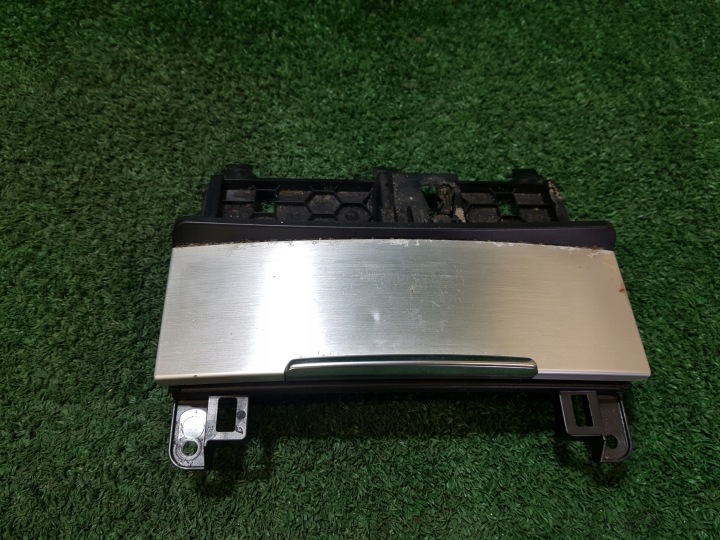 popelník AUDI Q7 4L0857965DE 4L0857951