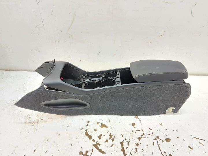 Volvo XC40 Lift Recharge naslon za ruku tunel srednji