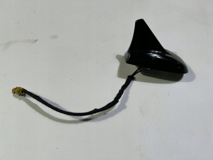 aerial roof GPS rekin pletwa Maserati Quattroporte 2013