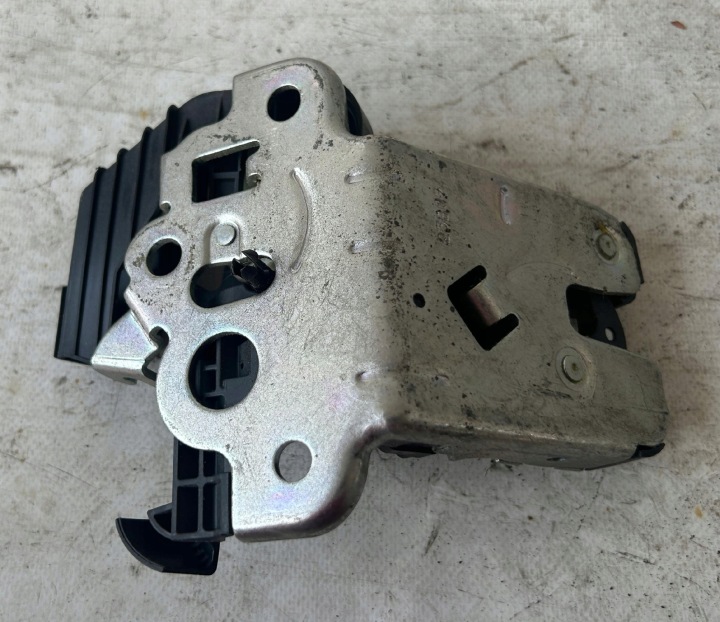 de la Serrure du capot Porte coffre hayon AUDI A4 B8 KOMBI 8K9827505