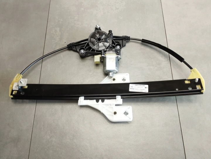 Audi A4 B9 8W Gestänge Fenster rechts heck 8W0839462