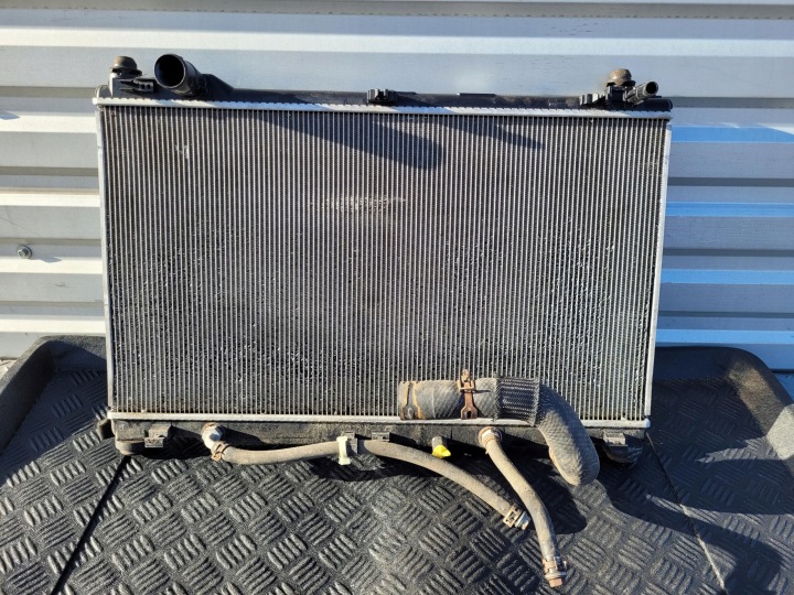 chladič vody 223000-4370 422135-2232 LEXUS IS III 300 H 2.5