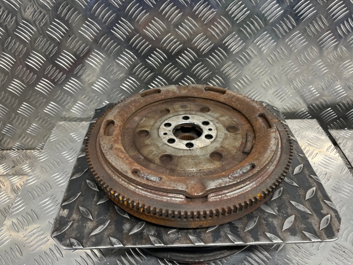 Reifen Rad Schwungrad DWUMASA SEAT EXEO MULTITRONIC 06D105317A