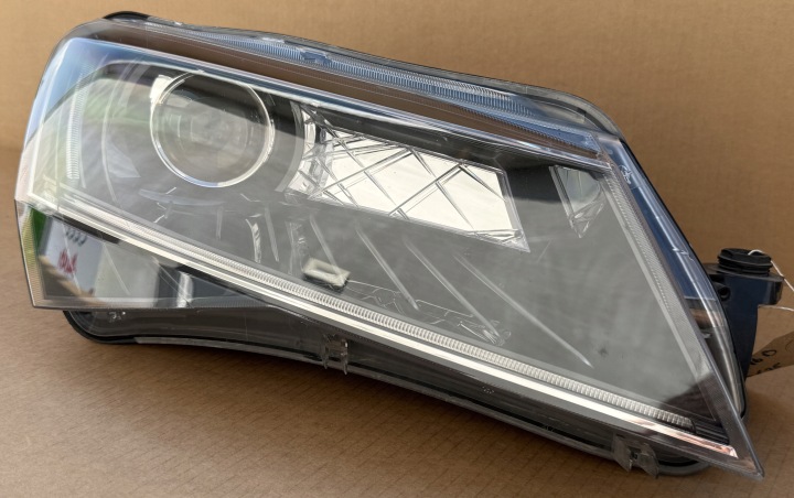 Licht SKODA SUPERB III 3V1941016B rechts Original wie neu komplett