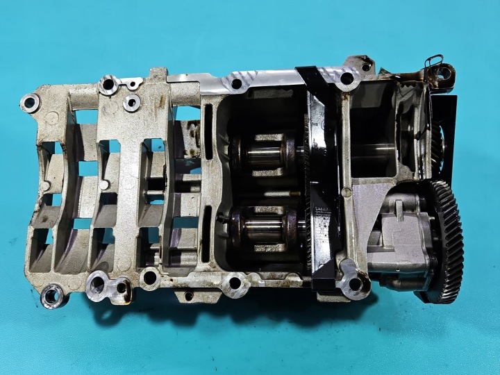 PUMPA ZA ULJE BMW E90 2.0D M47 7793754 7787504 7794147 8