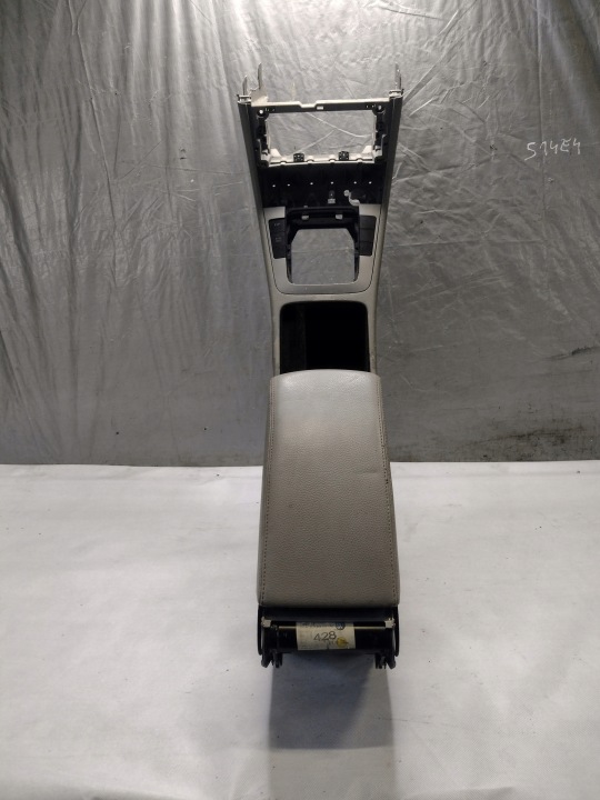 Tunel central armrest Volkswagen Passat B6 sedan 3C0863319J