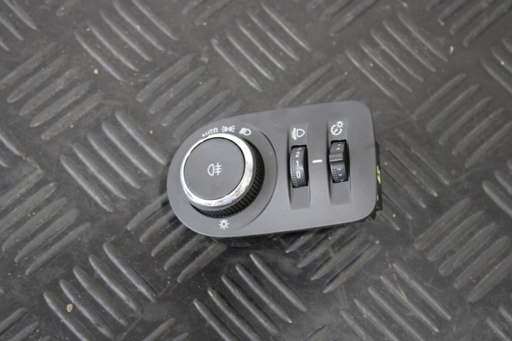 vypínač světel 39085923 OPEL COMBO E