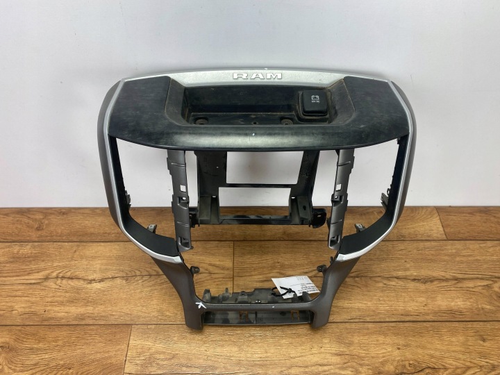okvir dekor armature radia navigacije Dodge Ram 1500 2019+