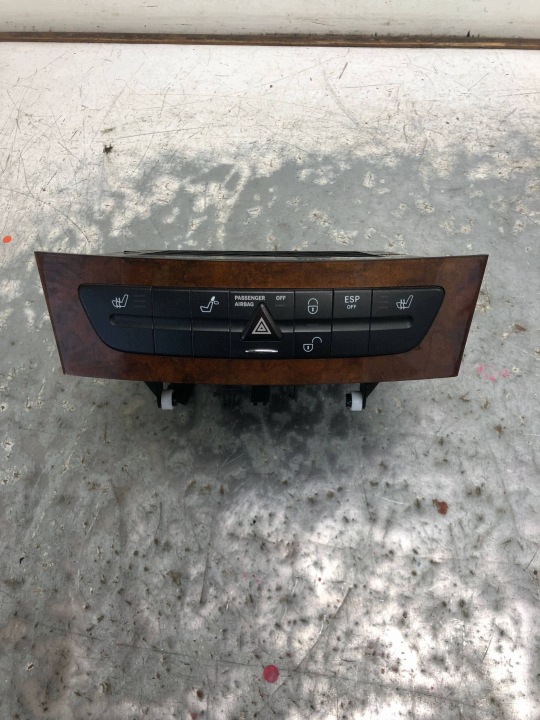 Commandes PRZYCISKI Boîte a gant passager MERCEDES W211 A2116800552