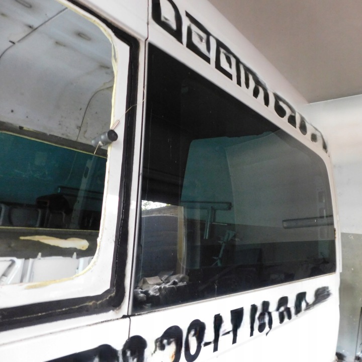 niaSzyba Seitlich links hinten Mercedes Sprinter W906 VW Crafter wersja srednia