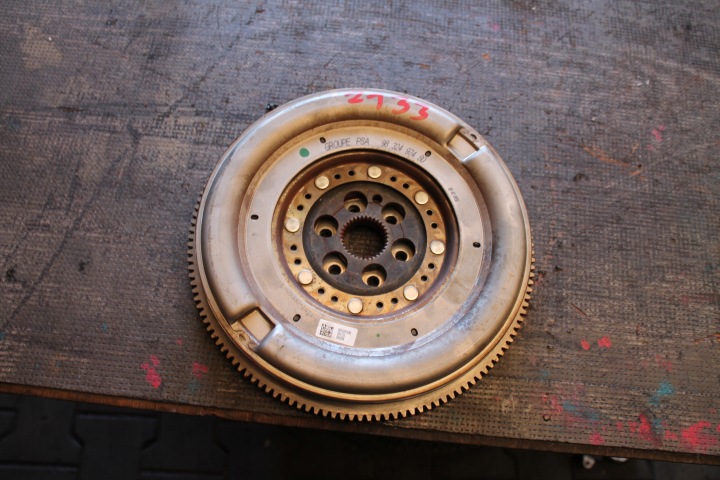 2133. Reifen Rad Schwungrad PEUGEOT 9832497480