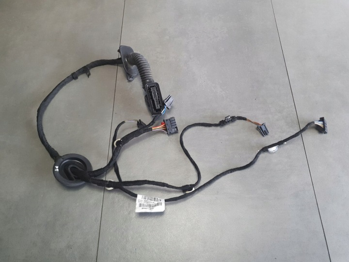 Cupra Formentor Przelotka instalacija vrata desna stražnji dio 5FA971161H