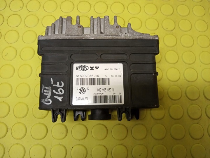 control unit of the engine VW GOLF 3 032906030R 6160025610