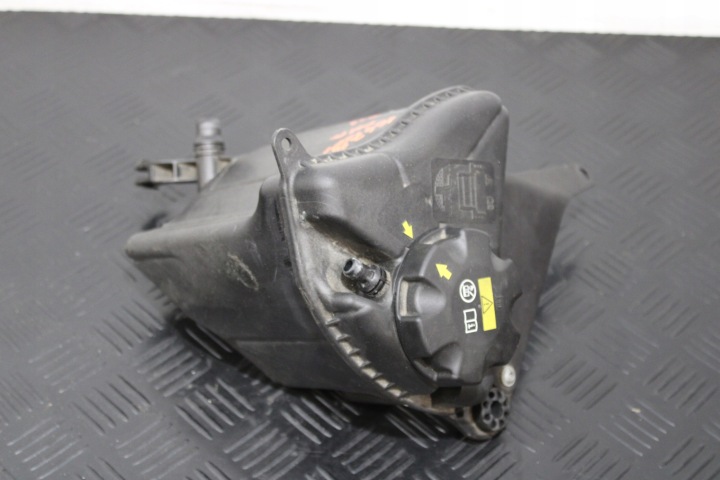 nádržka na vodu BMW 5 F10 F11 LIFT 2,0XD 7647283