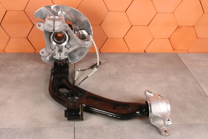 BMW 1' F70 2' F74 U06 otoč rameno čepu pravý předek 6890172 3674 km !