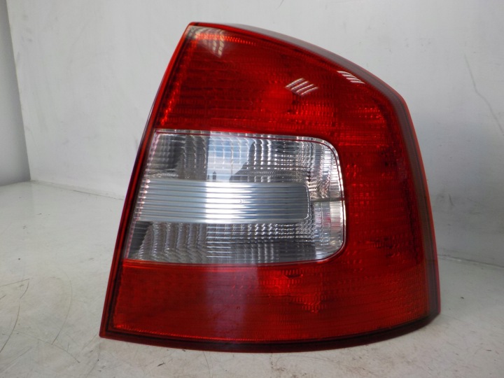 SKODA OCTAVIA II HB LIFT Licht rechts heck hinten