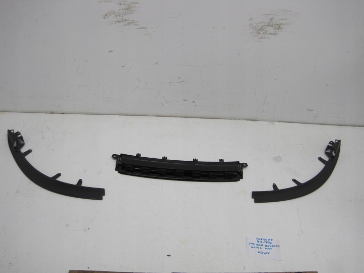 BLENDE SCHUTZKAPPE LEISTE SCHUTZLEISTE HECKKLAPPE LOGO PORSCHE CARRERA 992807823B