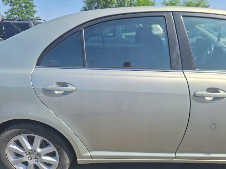 dvere kompletné pravý zadok TOYOTA AVENSIS T25 8T1 HB 5D