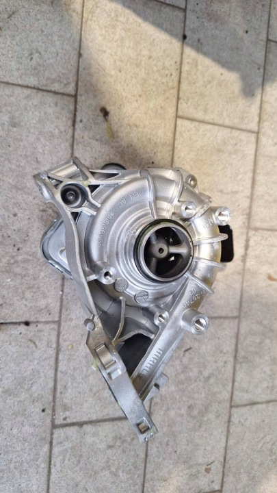 water pump Renault Austral 210100445R as new!