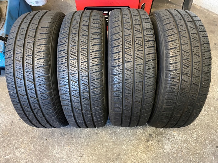 4 gume zimske 215/65R16C Pirelli Carrier Winter kao nove 9,5mm