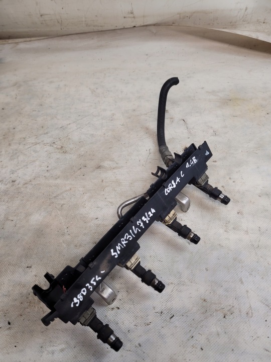 Kraftstoffverteiler Einspritzleiste OE 09133177A + Einspritzdüse OE 25313846 OPEL CORSA C 1.4B