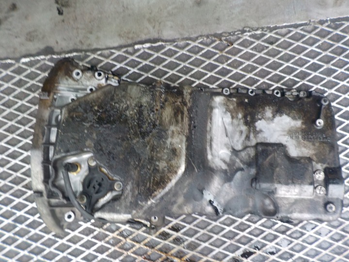 MERCEDES-BENZ KLASA C (W204)2.2 CDI oil sump R6460142102