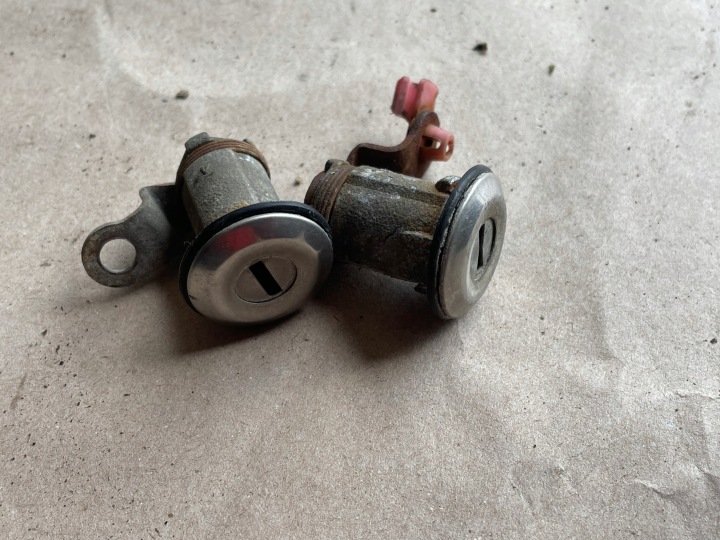 NISSAN PICKUP D21 Insert de la serrure