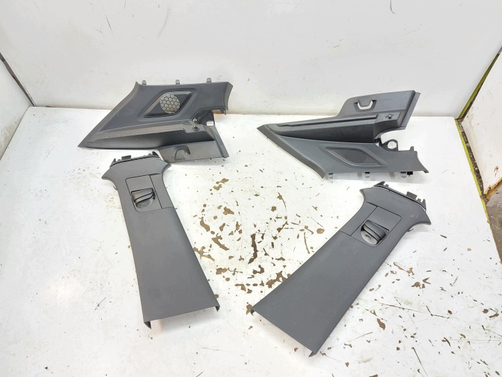 Volvo XC40 Lift Recharge kryt slupka