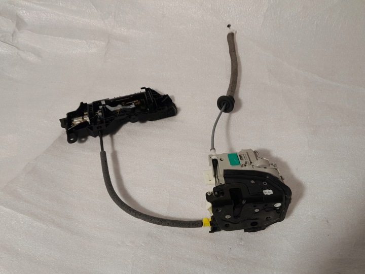 AUDI A4 B9 de la Serrure Portière Droite Avant 8X1837016C