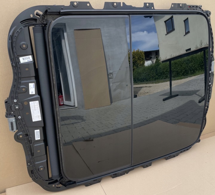 Strešné okno PANORAMA AUDI Q8 4M8877041A Originál ako novy