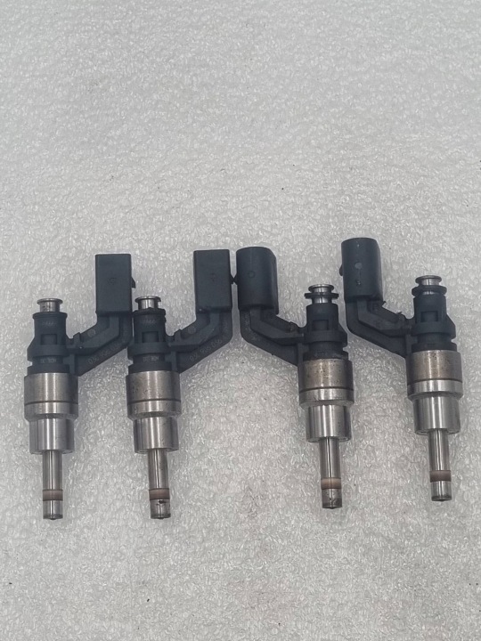 Komplet wtryskiwaczy 4szt VW Skoda Audi 1.6 FSI 03C906036A 0261500016