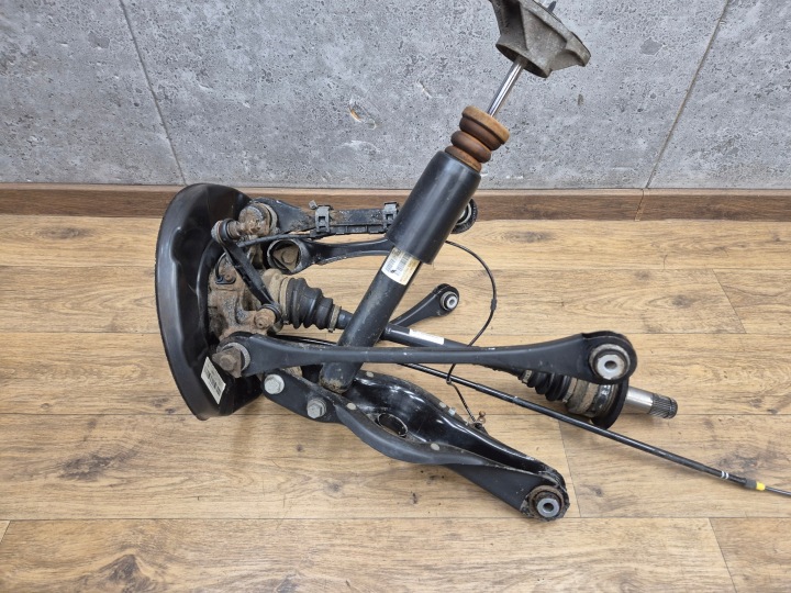 BMW F32 F36 Achsschenkel Radnabe Radlager links heck hinten komplett AMOR Antriebswelle Querlenker 6797507
