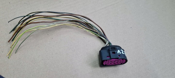 A6 C6 LIFT Spina KOSTKA ZLACZE FANALE FARO Anteriore 1J0973137 A4 B7 B6 Q7