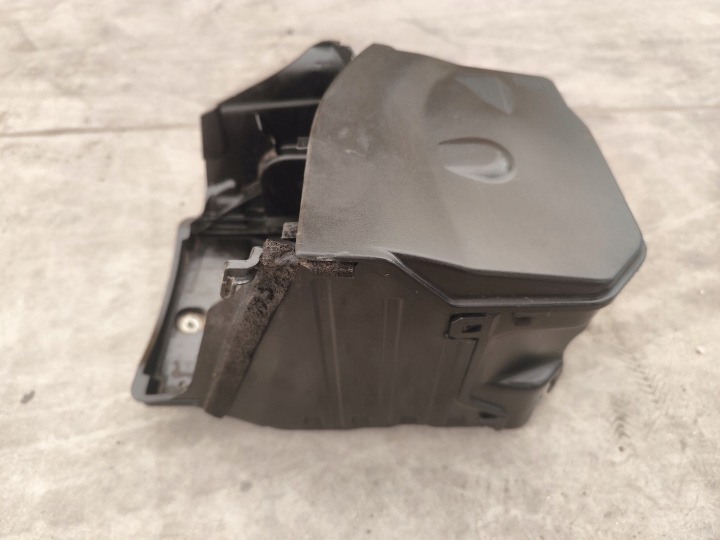 VOLVO V60 LIFT PODSTAWA Szkerény AKUMULATORA