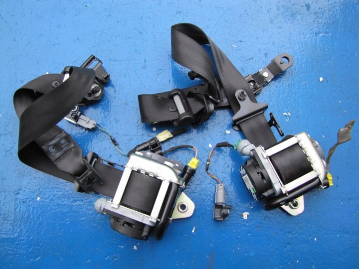 VOLVO S60 V60 - rechts vorne Gurten Spanner