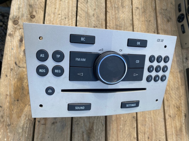 RADIO CD30 OPEL ASTRA H ZAFIRA B 13289929 HP ROZKODOWANE Z PINEM
