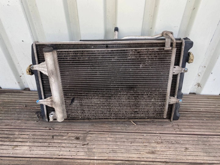 VW FOX POLO IV Gurten Kühler Wasserkühler KLIMY Lüfter 6Q0121253R
