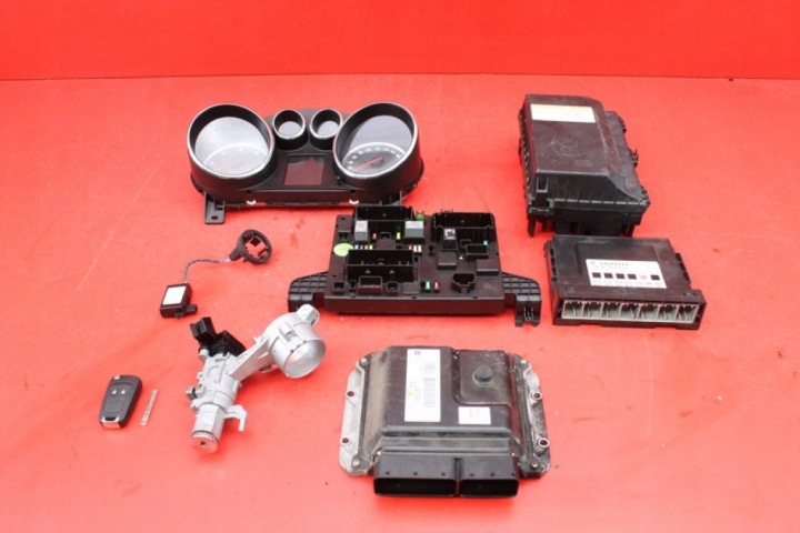IMMO Computer 55575315 13328264 13575111 13302301 OPEL ASTRA IV J 1.7 CDTI