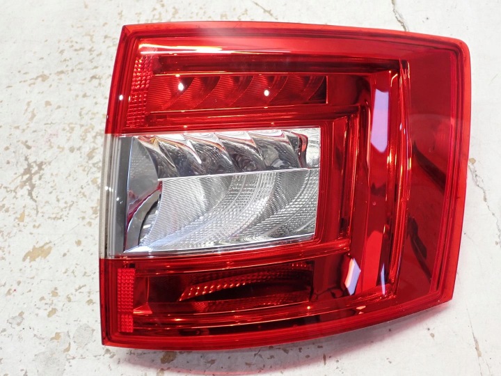 Feux phare Arrière Arrière Droit SKODA OCTAVIA III 2012- KOMBI LED 5E9945096A