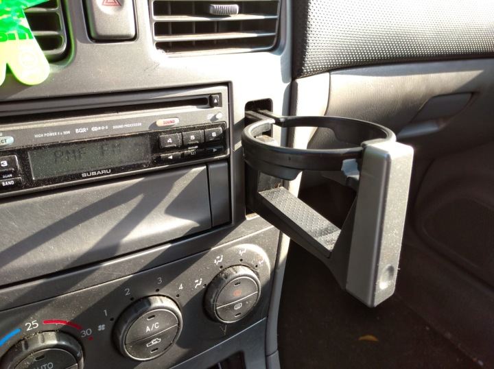 SUBARU FORESTER 2 II SG 02-06 úchyt na KUBKI CUP HOLDER