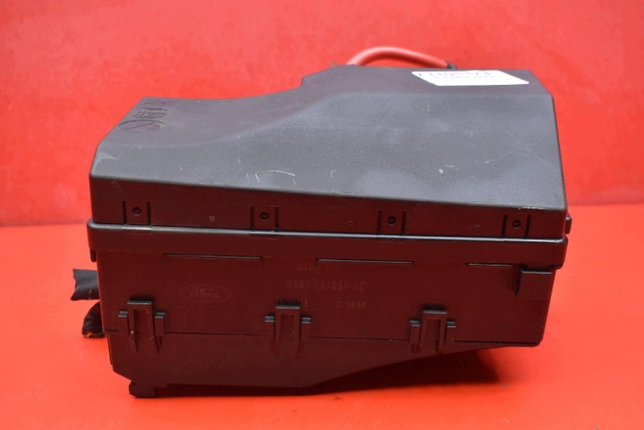 Skrinka poistiek AV6T-14A067-AC VOLVO V40 2 II 1.6 D2 114 KM 12-16