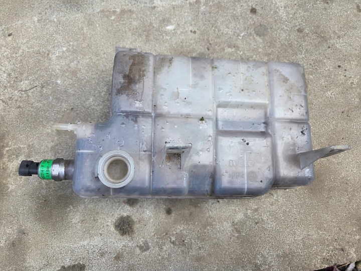 Ausdehnungsbehälter des Wassers IVECO DAILY 2014 2019 2023 5801255878