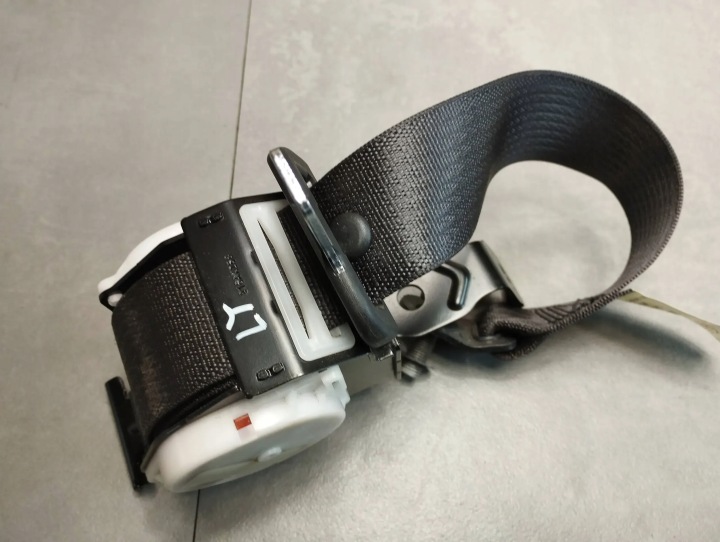 Opel Insignia A tension belt safety left rear part 13288436 KOMBI