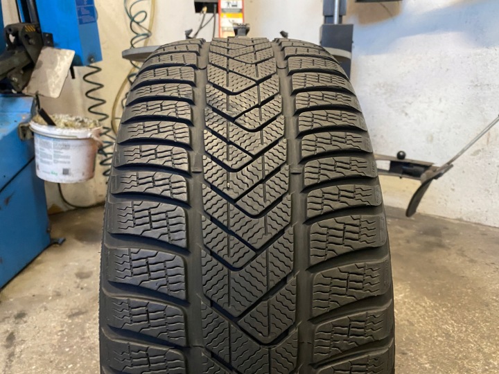 guma zimowa 235/40R19 96V Pirelli Winter Sottozero 3 6,5mm 2023r